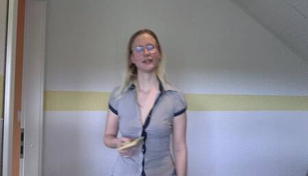 Deutsche Giantess schrumpft Dich um Dich zwischen Käsescheiben zu essen