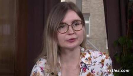 Ersties - Die 29-jährige Lehramtsstudentin Emily macht es sich intensiv selbst