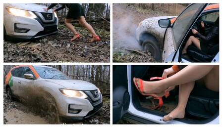 STUCK PREMIERE: Sexy Julia has serious problems in deep forest mud