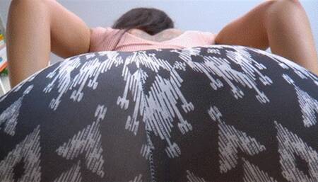 Facesitting slave - make yourself useful (small version)