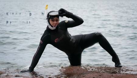 Dive Mask Filling In The Bath!