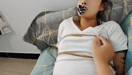 The bitch doesn't wear underwear and seduces me with long legs Worried that the scream was too loud, the silk scarf blocked her mouth