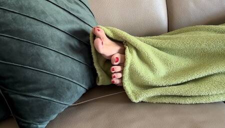 SEXY TOES WITH RED NAIL POLISH PEEKING UNDER THE BLANKET - MP4 HD