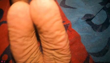 50 year old woman CinnnSole meets me at a public park so I can cum on her mature, soft wrinkled soles as she talks dirty to me to cum on her size 6 feet!