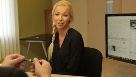 Lassie de ojos azules gana dinero por un coche teniendo sexo sucio