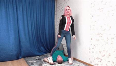 Teen girl with pink hair tramples male instead of jogging, vf2200x 1080p