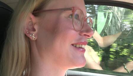 4K: Ganz nackig Auto fahren