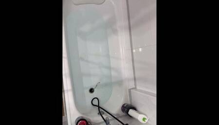 Wet and bubble farts in the bathtub