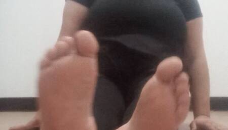 MeatFeet32 showing her tits and soles