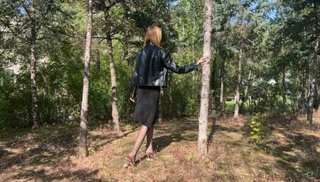 girl was walking down the slide in high heels, fell and seriously injured her knee