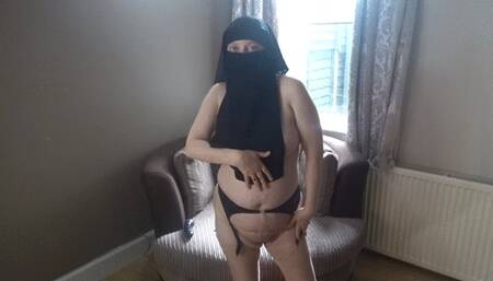 Dildo play in Niqab and nylon stockigs