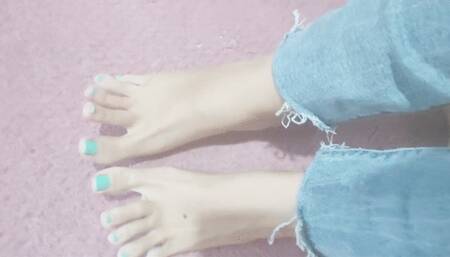 My pretty feet in jeans