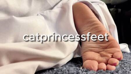 Spy my wrinkly sole peeking out from under my drape while i yoni steam