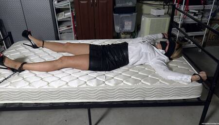 The Girl In The Basement (4K) - Alba Zevon