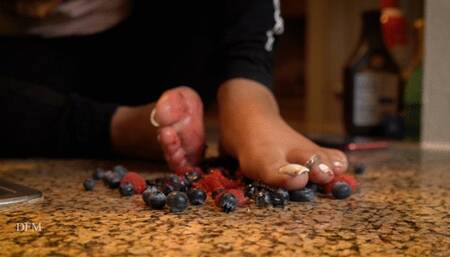 Milf Sachi Berry Smash Gold Tips