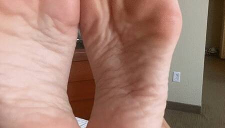 Soles pose in hotel room- very little movement
