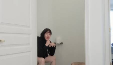 JOANNIE CASH PEEING B4 LEAVING FOR CATURDAY EVENTS