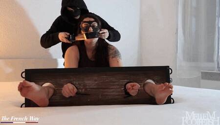 Hush, father is sleeping - TICKLING - FOOT TICKLING - FEMALE TICKLING MALE - TICKLING ARMPITS - BONDAGE - FRENCH LANGUAGE