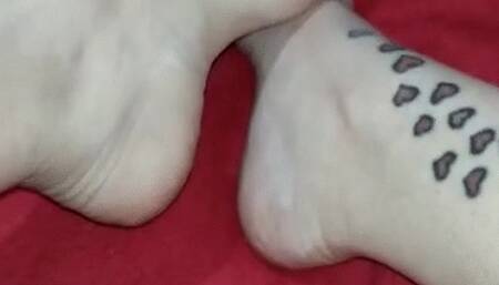 Hot Girl Exhibiting Her Beautiful Feet - Queen Amy Addams