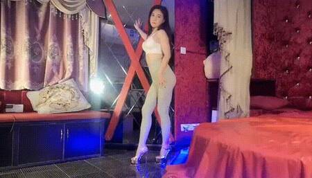 LUNA209_SOTMACHSITTING AND CHESTSITTING ON THE YOGA GIRL MINA