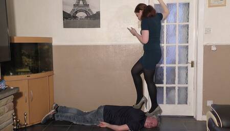 Cell Phone Head Crushing Girl (4K)