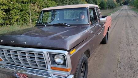 Shay flooding and cranking the 78 Ford