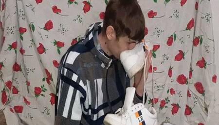 The boy loves the smell of men's shoes MP4