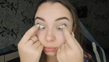 The witch plucks out her eyes !