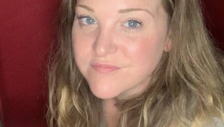 Lizzy McFire sucks dildo and gets a facial