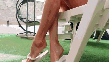 In old white flip flops by the pool WMV(1280x720)FHD