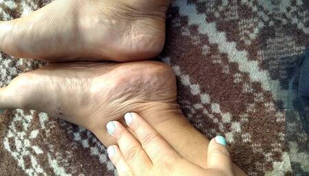 Sexy Feet Fetish Mom Rests in the Park and Doing Her Nails