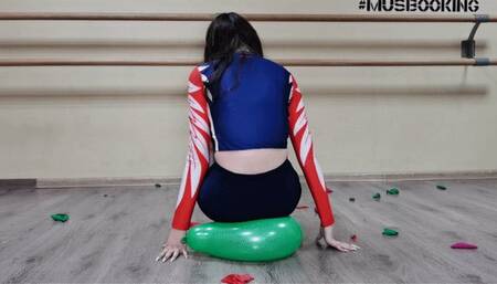 4 girls popping balloons (special video)