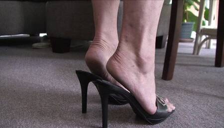 Pink Fox goes up and holds on tiptoe