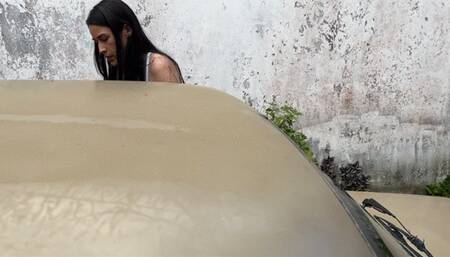 Kahina tries to start her fiat 147