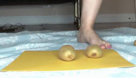 Heavy tall goddess crush fruit under 90 kg of pure power