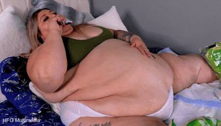 Ivy Davenport: Diapered USSBBW Snacks In Bed - mp4 sd