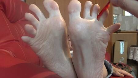 Extreme ticklish Amanda - Tickling her feet on the couch