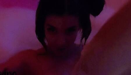 LOONERGIRL IN JACUZZI