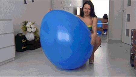 Angry Lory burst a huge inflatable balloon 2a