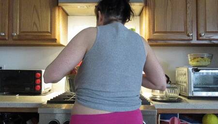 ZOMBIE GIRL EATS MAC N CHEESE