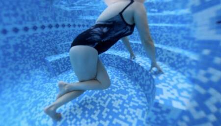 Crossed legs syntribation orgasm in a pool