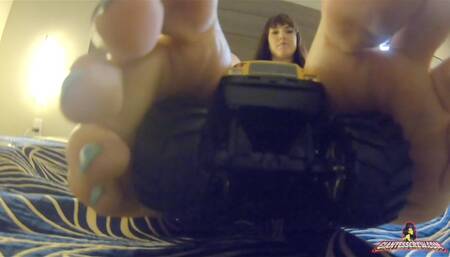 Giantess Crew -Victoria – look at my feet