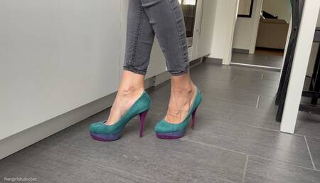 COOKING IN EXTREMELY HIGH HEELS - MP4 Mobile Version