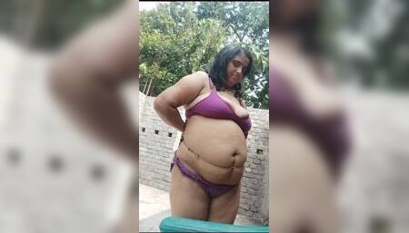I'm Desi Bengali Housewife Plz Come and Enjoy Me