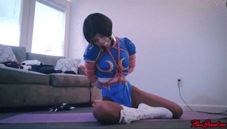 Chun Li Cosplayer Escape Challenge Part 1