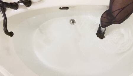 Medusa in a latex bra and pantyhose in the bathtub--orgasmic!