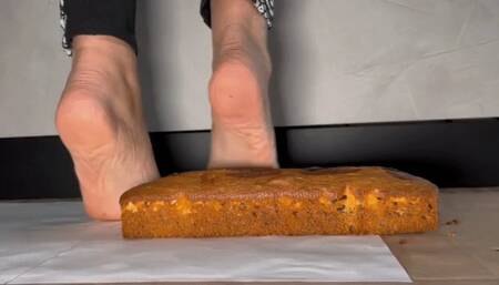 Italian girlfriend - 3 cakes crush barefoot