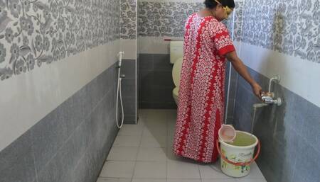 Indian Desi Bhabhi Early Morning Shower