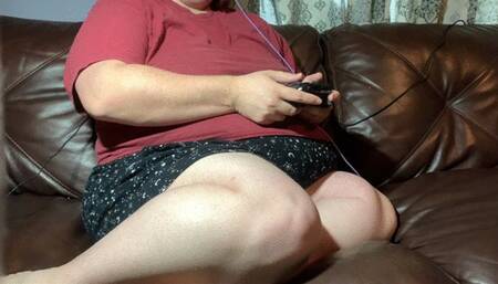 BBW gamer MILF plays games and with herself