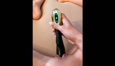 Masturbiert das erste Mal mit einem Vibrator und kommt heftig!